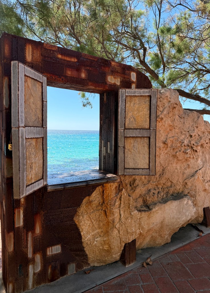 Blick auf das Meer in Cala Millor durch ein Fenster am Strand