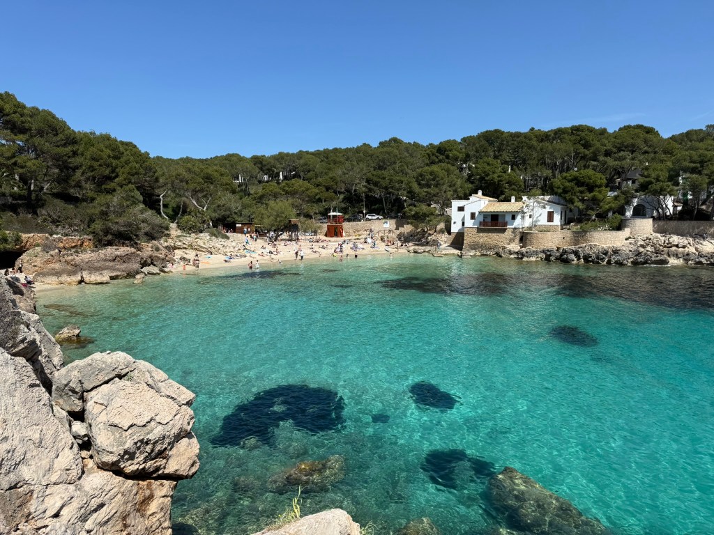 Cala Gat kleine Bucht bei Cala Ratjada mit türkisblauem Wasser