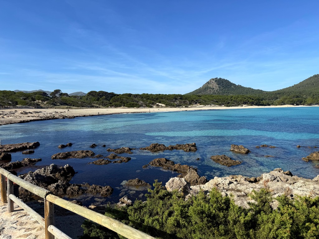 Cala Agulla Strand bei Cala Ratjada mit klarem Wasser und Dünen