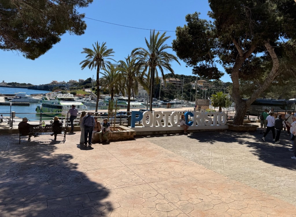 Porto Cristo Schriftzug am Hafen mit Blick auf die Bucht